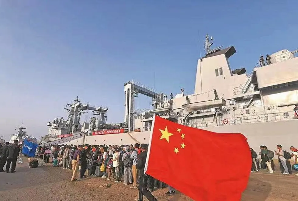 Departure: the Chinese Navy evacuates Chinese citizens including CNPC and Sinopec employees from Sudan.