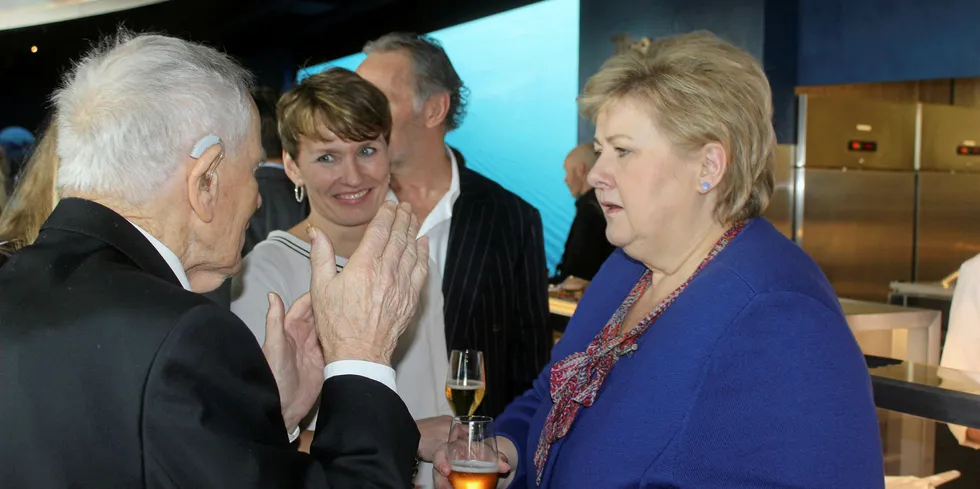 Statsminister Erna Solberg (H) sto onsdag for den offisielle åpningen av visningssenteret "The Salmon" i Oslo. Her i samtale med pensjonert professor Trygve Gjedrem. I bakgrunnen Aino Olaisen i Nova Sea.