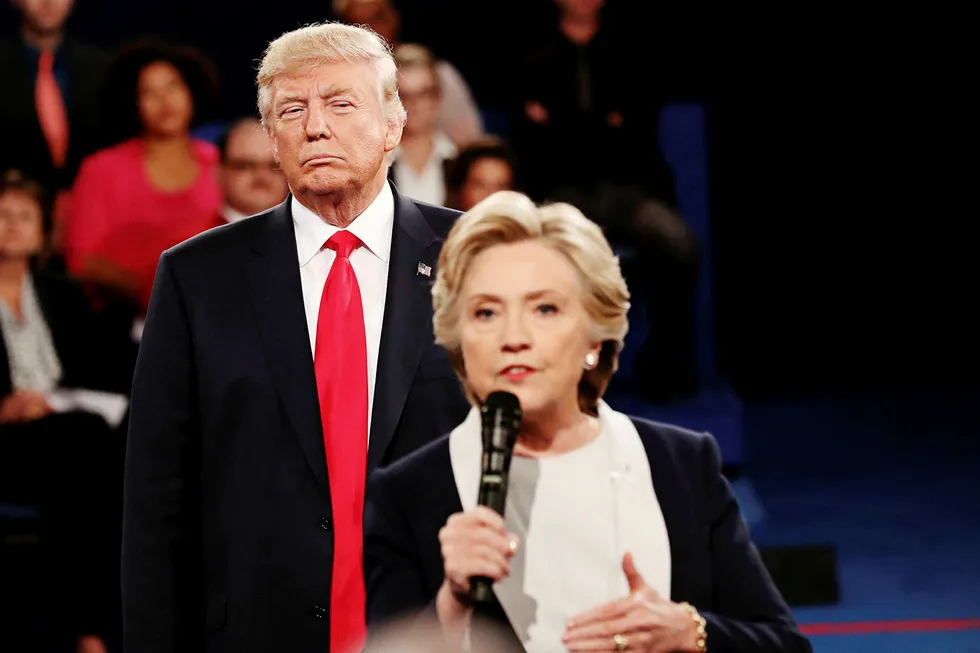 Hillary Clinton innrømmer at hun fikk frysninger av Donald Trump under denne debatten 9. oktober i fjor. Foto: © Rick Wilking / Reuters/Reuters/NTB scanpix