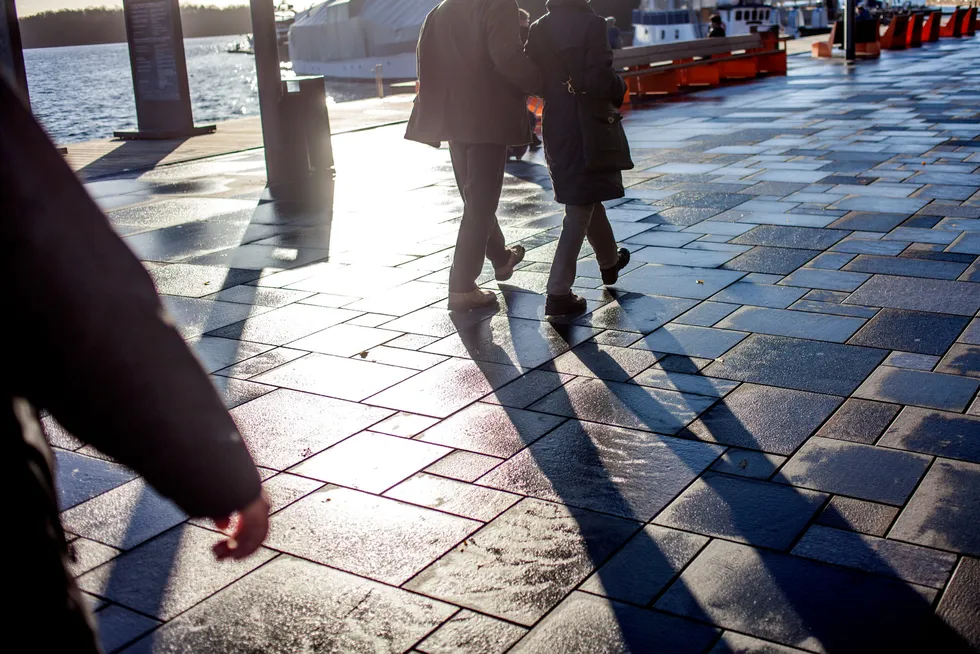 Arbeidsgivere bør slippe deler av lønnsplikten for korttidssykefravær, men til gjengjeld betale mer av lønnsutgiftene forbundet med langtidsfravær, skriver innleggsforfatterne.