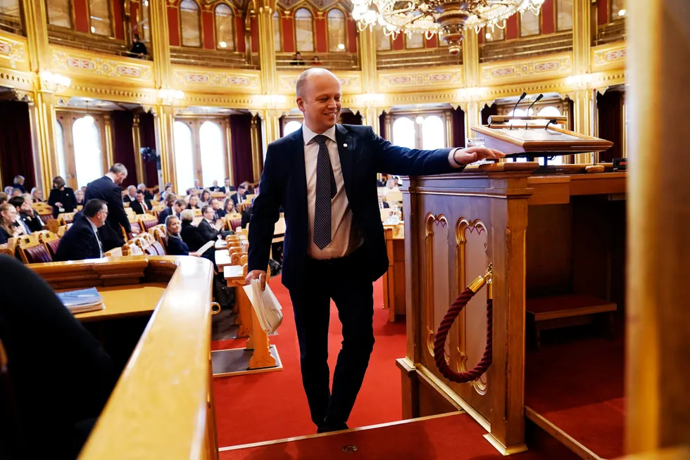 Finansminister Trygve Slagsvold Vedum legger frem endringene i statsbudsjettet for Stortinget.