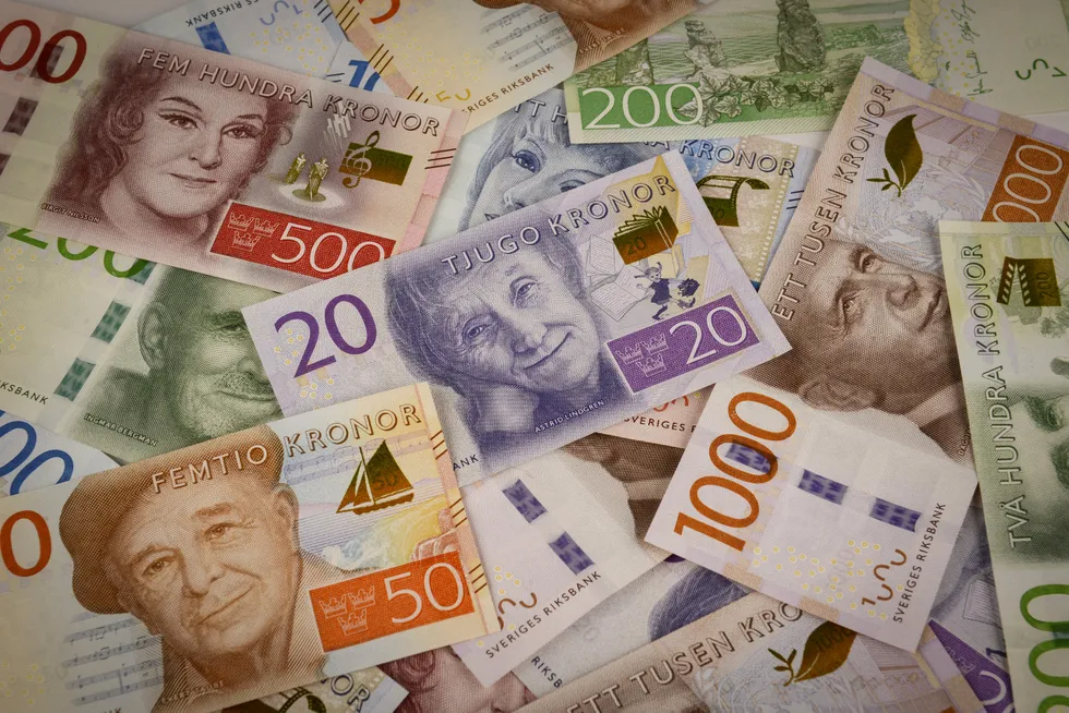 Svenskekronen faller kraftig både mot norske kroner og andre ledende valutaer.