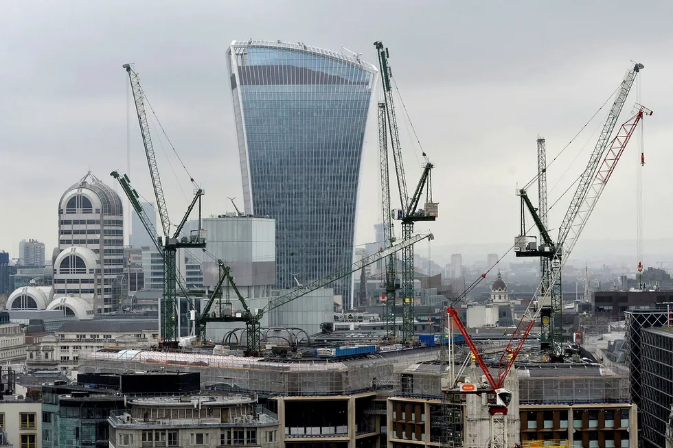 Skyskraperen «Walkie-Talkie» i 20 Fenchurch Street i City of London er nå offisielt Storbritannias dyreste bygning. Foto: Hannah McKay/Reuters/NTB Scanpix