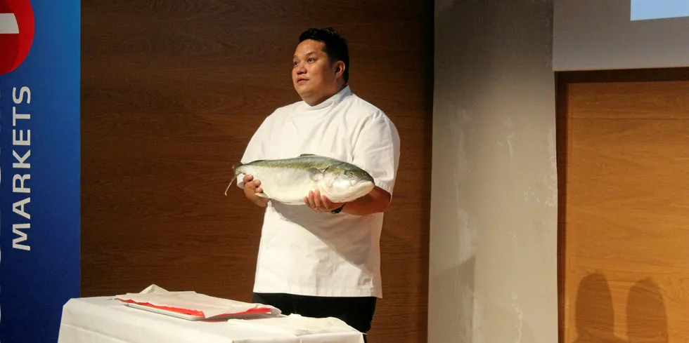 Sushikokk Jonathan Romano viser frem en yellowtail kingfish (kongemakrell), produsert på land i Danmark av Sashimi Royal. Her avbildet under meglerhuset Sparebank 1 Markets' investorseminar i Trondheim 27. september 2018.