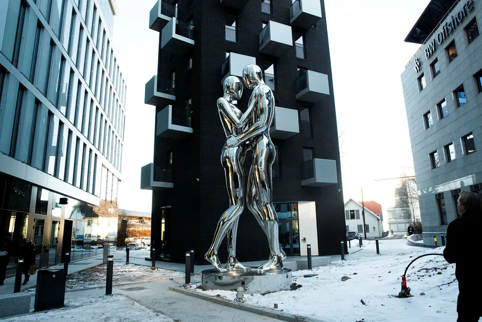 Statuen «In every lifetime I will find you» utenfor Orklas nye bygg på Skøyen.