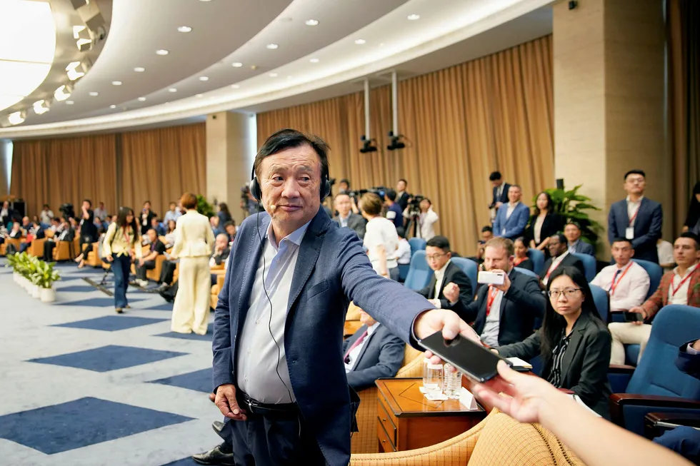 Huawei-grunnlegger Ren Zhengfei står bak Kinas største og viktigste teknologiselskap. Selskapet er en trussel – og forhandlingsbrikke – i handelskrigen mellom USA og Kina. Her fra en konferanse ved selskapets hovedkontor i sommer.