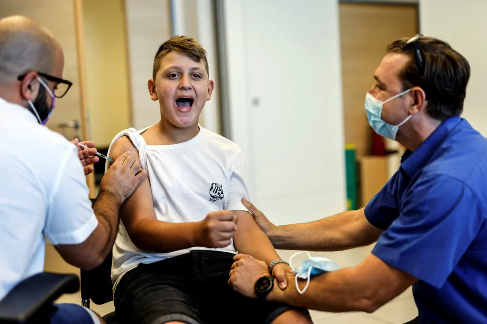 Israel har kommet lengst i vaksineringen mot koronaviruset. I helgen startet vaksinering av de i aldersgruppen 12 til 15 år. Her fra Ashkelon i Israel.
