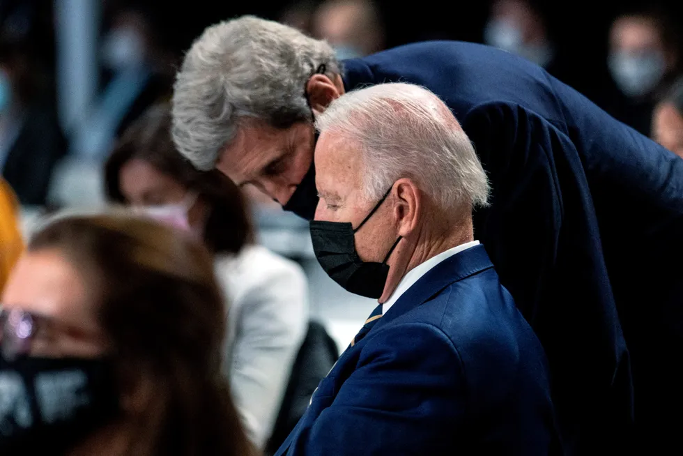 President Joe Biden i samtale med John Kerry, USAs klimautsending, på Glasgow-konferansen.