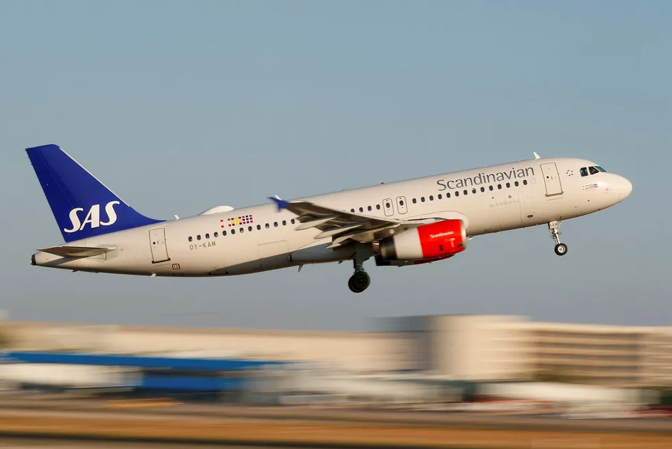 Et SAS-fly av typen Airbus A320-200 tar av på flyplassen i Palma de Mallorca.