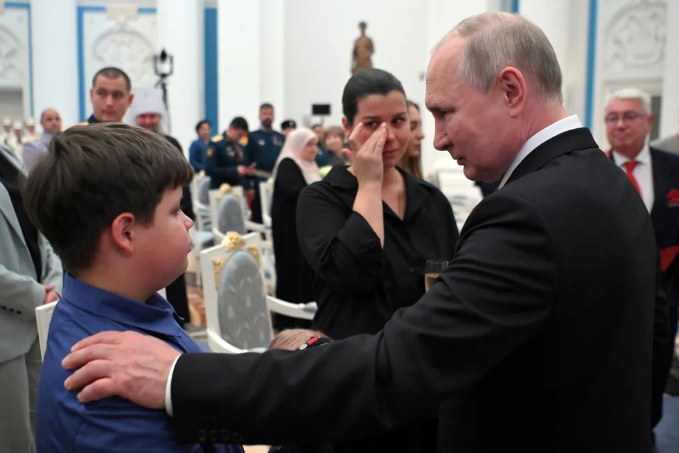 President Vladimir Putin hedrer sønn og enke etter oberst Denis Ivanov.
