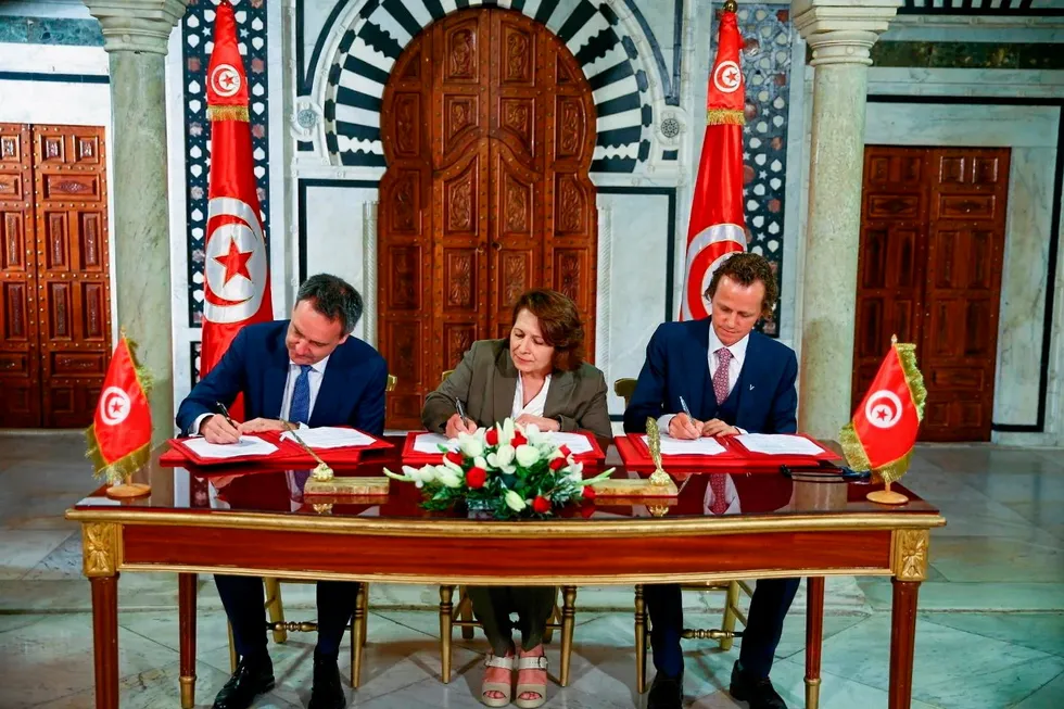 The signing of an MOU for the H2 Notos project between Fatma Thabet Chiboub, Tunisia's Minister of Industry, Mines and Energy and executives from TE H2 and Verbund.