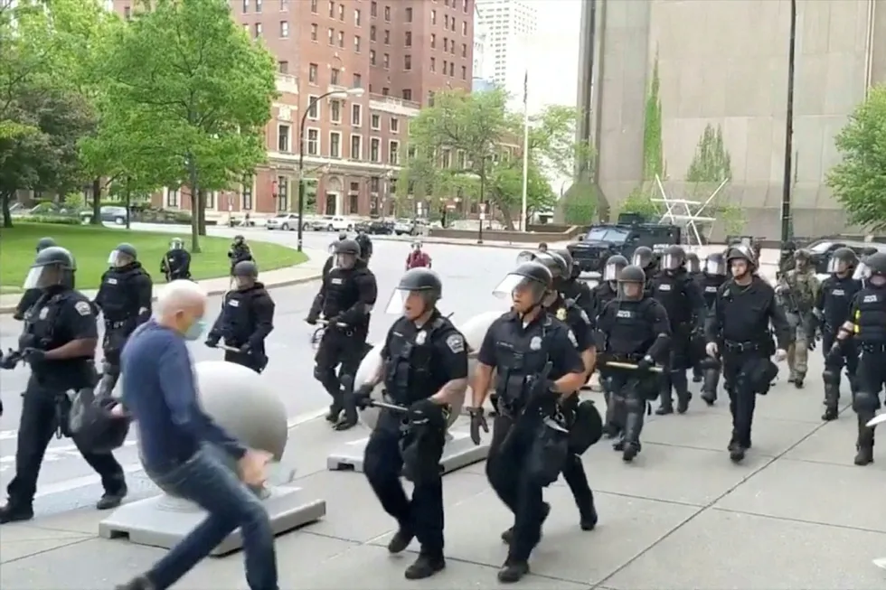 NEW YORK: Delstatem er preget av sammenstøt mellom politiet og demonstranter. To politifolk i Buffalo i delstaten New York er suspendert etter å ha dyttet en 75-åring i bakken under en demonstrasjon mot rasisme og politivold.
