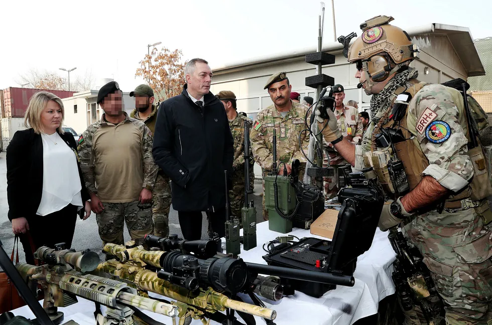 Forsvarsminister Frank Bakke-Jensen fikk i fjor tre tepper av presidenten, forsvarsministeren og sikkerhetsrådgiveren i Afghanistan. Her er han i Kabul i januar 2018 med CRU 222, som blir trent av norske spesialstyrker.