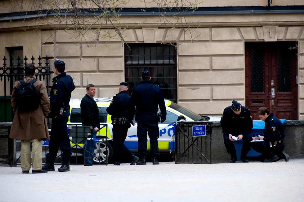 Svensk politi må etterforske flere skytinger blant kriminelle enn noen andre europeiske politistyrker. Her fra en dobbeltskyting i Gamla Stan, Stockholm.