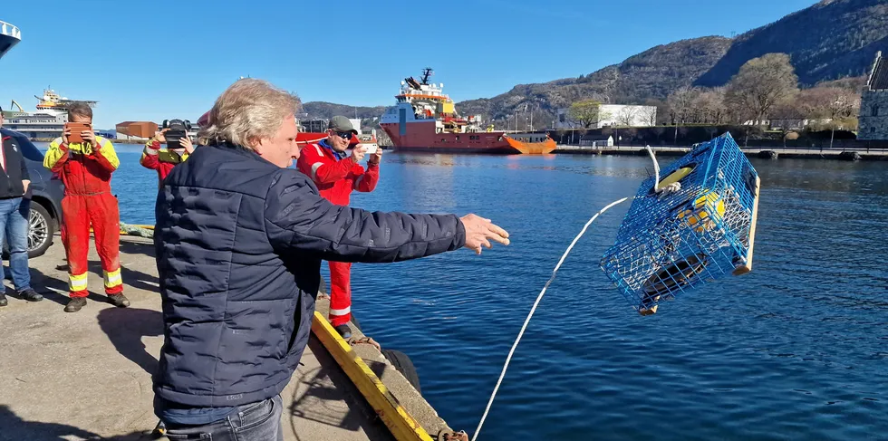 Sig Hansen er kanskje best fra TV-serien Deadliest Catch. Her kaster han ut dagens første demonstrasjon av innretningen selskapet han er investor i mener er en god løsning for å hindre spøkelsesfiske.