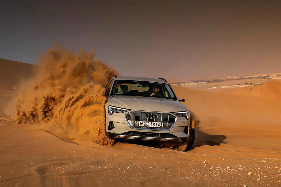 Audi kommer endelig ut av elbilbakevjen med sin E-tron. Her er elbilen på test i Abu Dhabi.