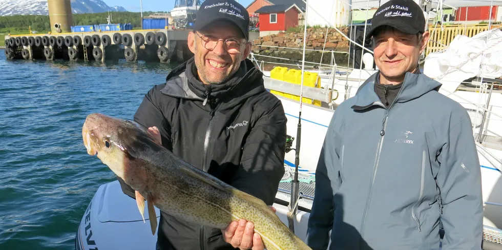 De tyske fisketuristene Florian (t.v.) og Bernd er fornøyd med dagens fangst. De to har kjørt 2600 kilometer sammen med vennen Joachim for å tilbringe en uke på Arctic Lyngen Sjøcamp.