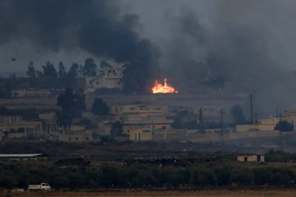 Røyk og ild fra kamper mellom regimevennlige styrker og opprørere i Sør-Syria onsdag, fotografert fra de israelskokkuperte Golanhøydene. Foto: Ariel Schalit / AP Photo / NTB Scanpix