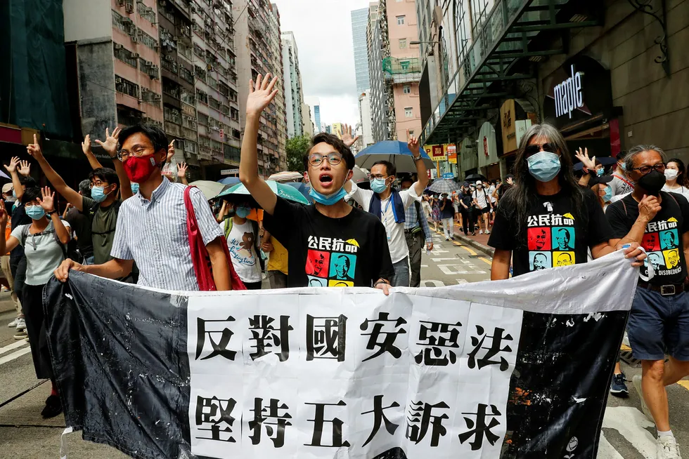 Den nye kinesiske sikkerhetsloven for Hongkong gjør at demonstranter risikerer livstid i fengsel. Vesltlige land truer med sanksjoner mot Kina, noe som kan ramme finansbyen.