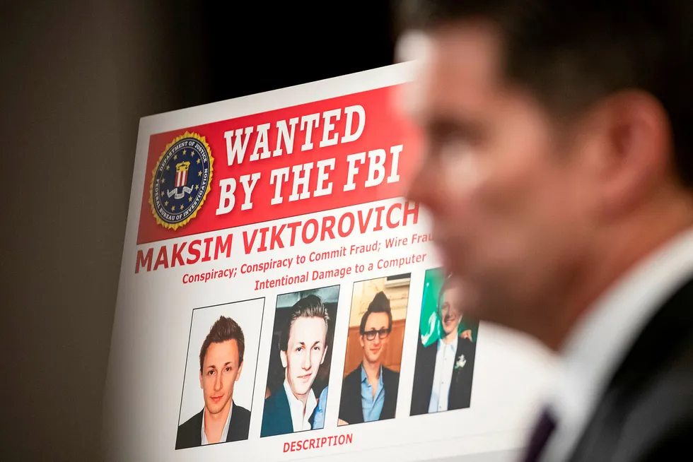 Dette er FBIs etterlysningsplakat for den russiske 33-åringen Maksim Yakubets, en av verdens mest fryktede hackere. USA har utlovet en dusør på fem millioner dollar for opplysninger som kan føre til at han blir pågrepet.