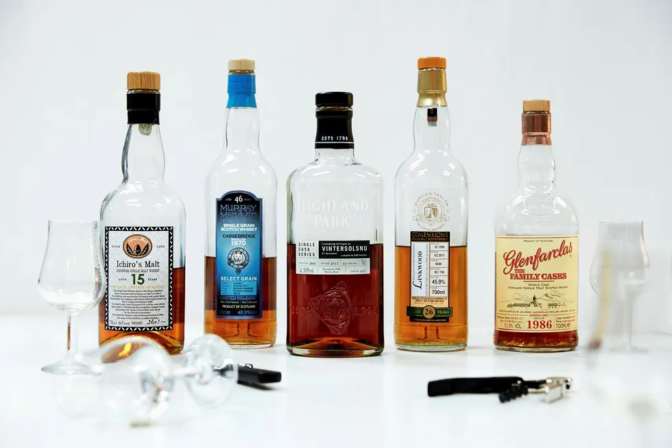 Fem av våre utvalgte whiskyer. Fra venstre: Ichiro's Malt, Murray McDavid, Highland Park, Linkwood, Glenfarclas. Foto: Marius Viken