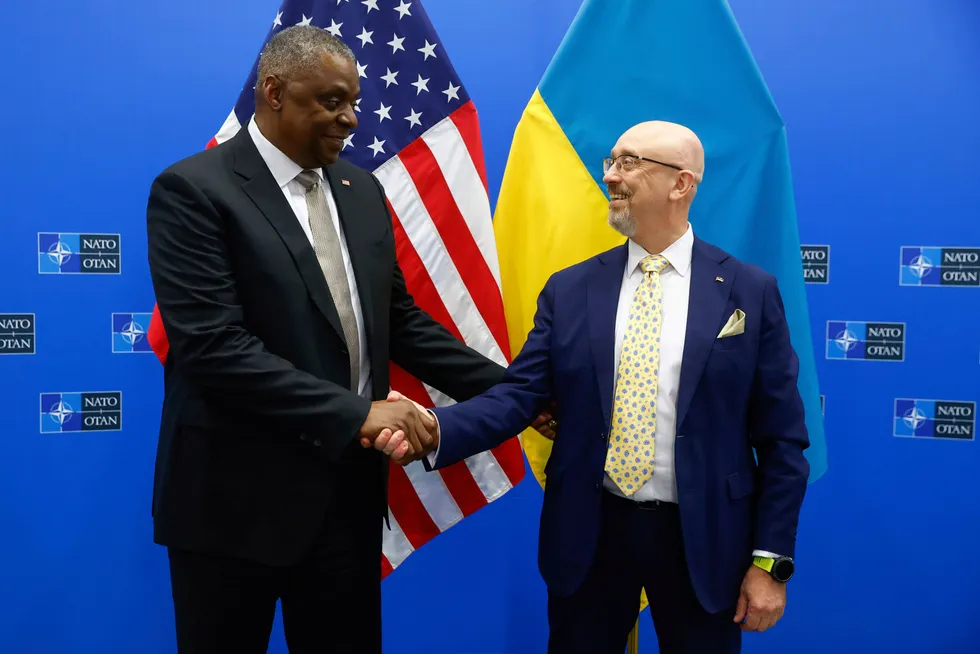 USAs forsvarsminister Lloyd J. Austin III (venstre) håndhilser på Ukrainas forsvarsminister Oleksij Reznikov foran Natos forsvarsministermøte i forrige uke.
