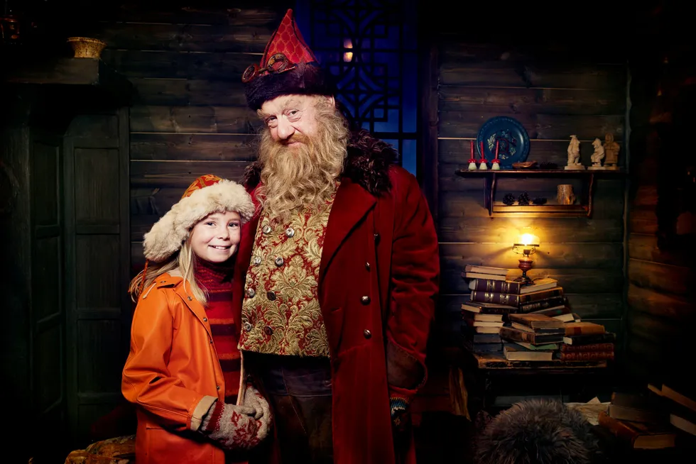 I eventyrverdenen Snøfall, i tv-serien med samme navn, møter Selma (Siri Skjeggedal) selveste julenissen, Julius (Trond Høvik). Foto: Julia Marie Naglestad