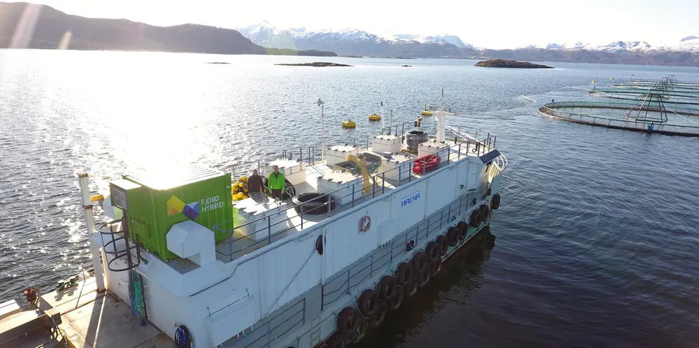 Dette bilder viser Trond Fjellestad i Svanøy Havbruk og Eivind Lillebø i Fjord Maritime ved Svanøy Havbruks lokalitet Vågsøya.