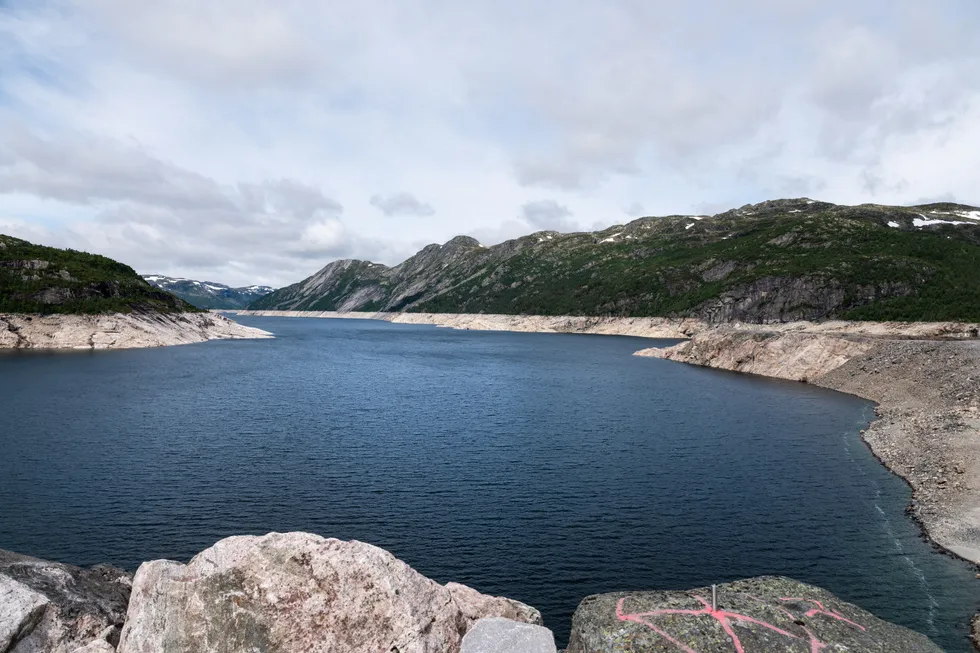 Fyllingsgraden i vannmagasinene er på sitt laveste på 26 år i Sør-Norge. Her fra Vatnedalsdammen i Bykle kommune.