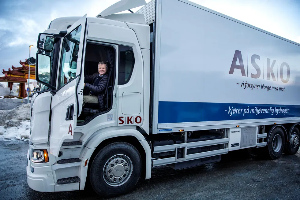 Asko er grossisten til det dominerende dagligvarekonsernet Norgesgruppen og kjører ut varer til butikker som Kiwi og Meny. Her er Norgesgruppen-eier Torbjørn Johannson i en av konsernets lastebiler.
