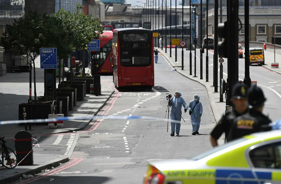 Politiet drev etterforskningsarbeid på London Bridge søndag etter terrorangrepet lørdag kveld. Foto: CHRIS J RATCLIFFE / AFP / NTB Scanpix