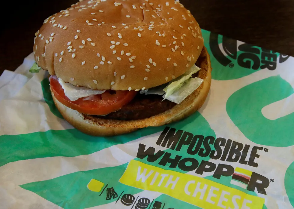 En Burger King-kunde saksøker hamburgerkjeden for å steke den plantebaserte Impossible Whopper på samme grill som tradisjonelle burgere. Arkivfoto: Ben Margot / AP / NTB scanpix