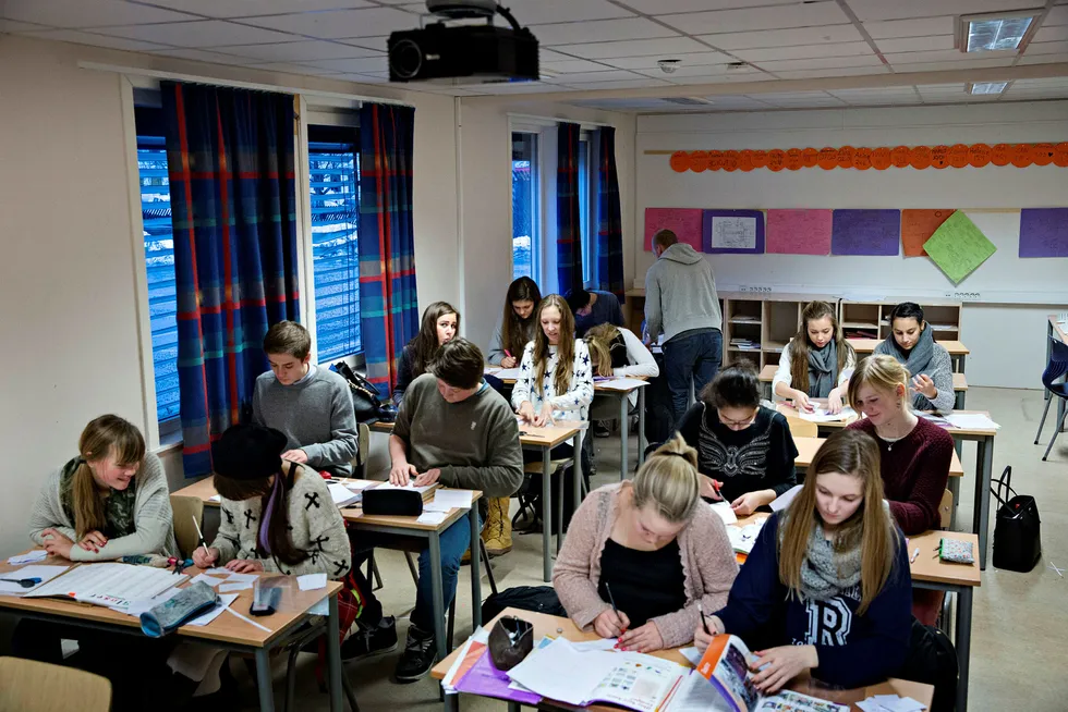 Elever på ungdomsskolen gjør matteoppgaver. Illustrasjonsfoto: Aleksander Nordahl