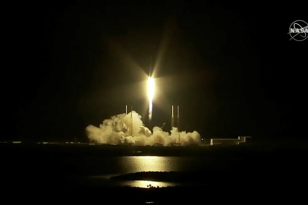 Falcon-raketten med Crew Dragon-kapselen fra Elon Musks SpaceX om bord, ble skutt opp fra Florida natt til lørdag.