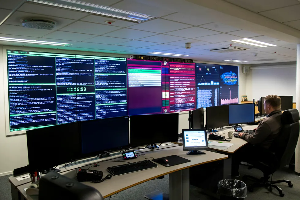 Norges nasjonale cybersenter – NorCERT sitt operasjonssenter i Oslo er den operative delen av Nasjonal sikkerhetsmyndighet (NSM) som håndterer alvorlige dataangrep mot samfunnskritisk infrastruktur og informasjon. Den siste tiden har de jobbet med dataangrepet WannaCry Foto: Junge, Heiko