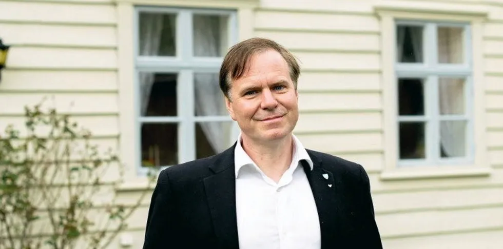 Stortingsrepresentant Alfred Bjørlo (V) presser Bjørnar Skjæran om havneforbudet.