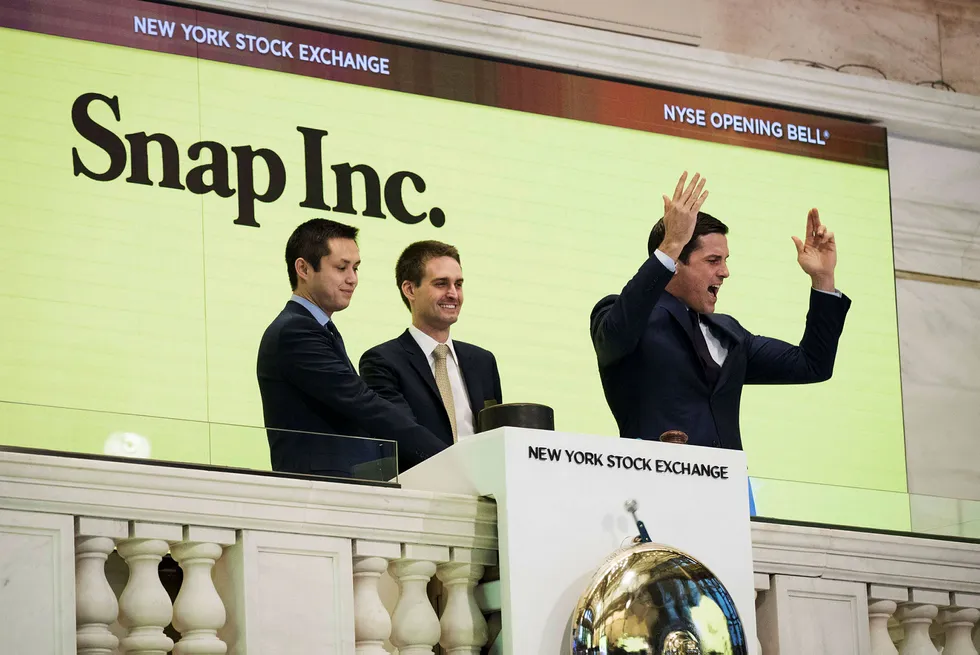 Snapchat-gründerne Bobby Murphy (f.v.) og Evan Spiegel var tilstede da Snap-aksjen ble børsnotert på New York Stock Exchange i begynnelsen av mars. Foto: Drew Angerer/AFP/NTB Scanpix