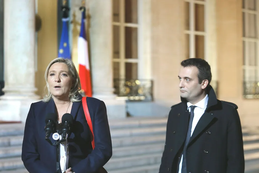 Marine Le Pen og hennes nestleder Florian Philippot. Han henger nå i en tynn tråd etter valgfiaskoen. Foto: Jacques Brinon/AP Photo/NTB Scanpix