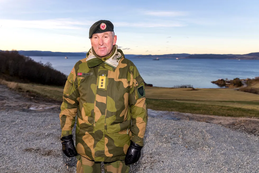 Tidligere sjef for Forsvarets operative hovedkvarter, generalløytnant Rune Jakobsen, er sterkt kritisk til forsvarssjefens anbefaling om ikke å fornye stridsvognene.