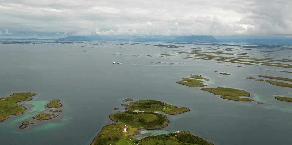 Øyriket Vega på Helgelandskysten. Midt i bildet drives det oppdrett.