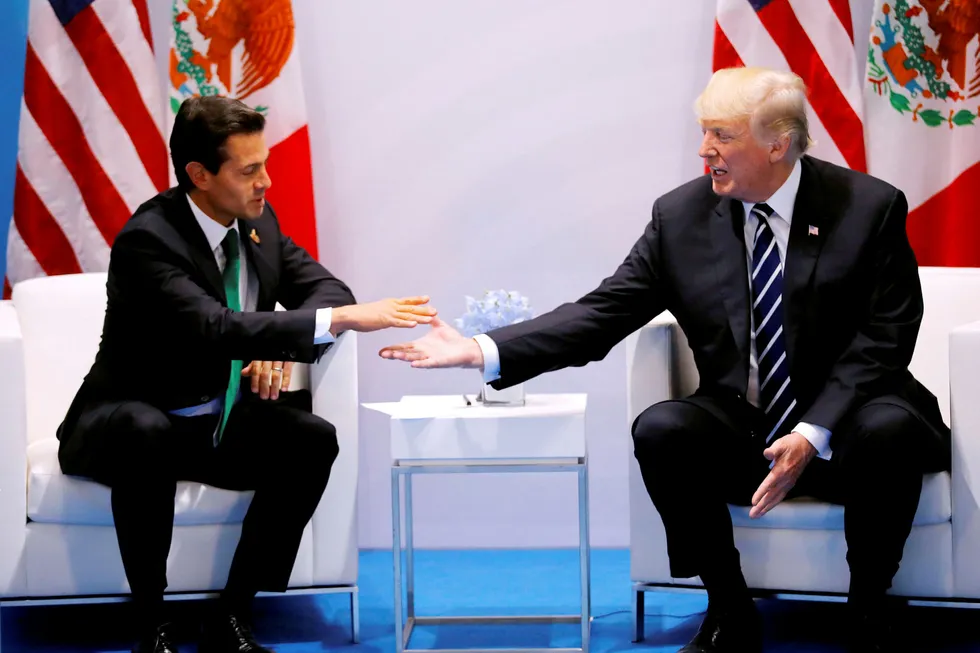 USAs president Donald Trump fotografert sammen med Mexicos president Enrique Pena Nieto i Hamburg, Tyskland i juli i fjor. Nå er tonen mellom de to en helt annen. Foto: Carlos Barria/Reuters/NTB scanpix