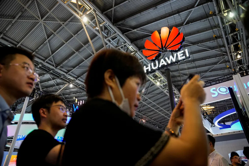 Huawei har mistet store kontrakter etter at de ble utestengt fra vestlige land. Her fra World Artificial Intelligence Conference (WAIC) i Shanghai i sommer.