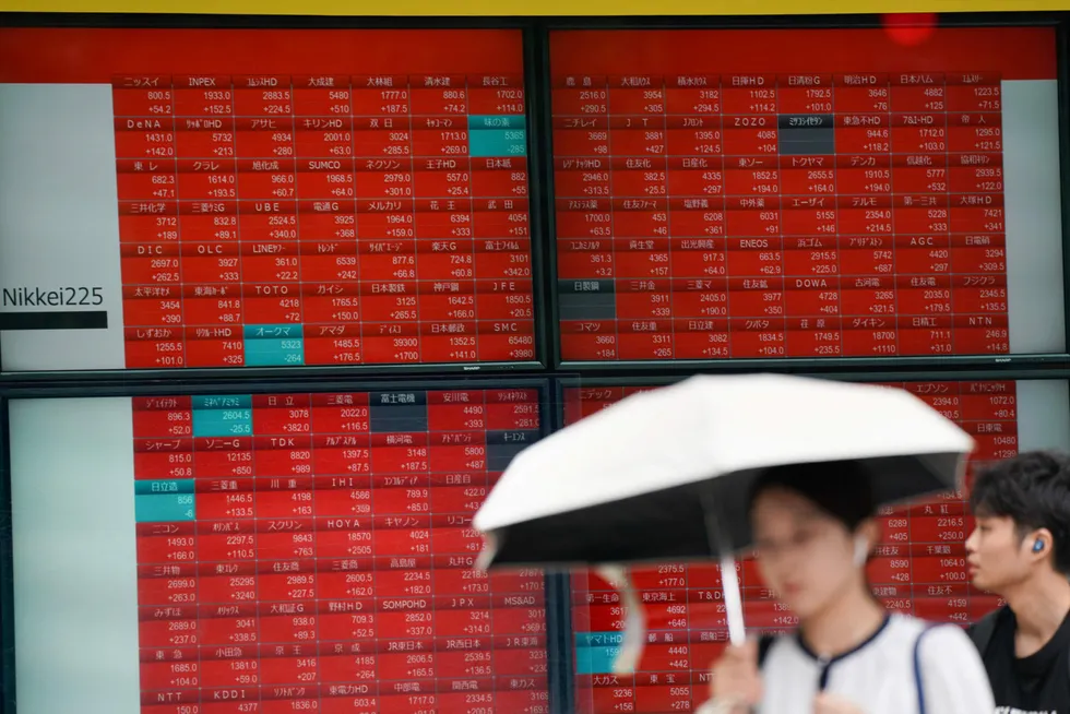 Det lyser rødt på skjermene ved Tokyo-børsen på onsdag. I mange asiatiske markeder representerer det en oppgang.