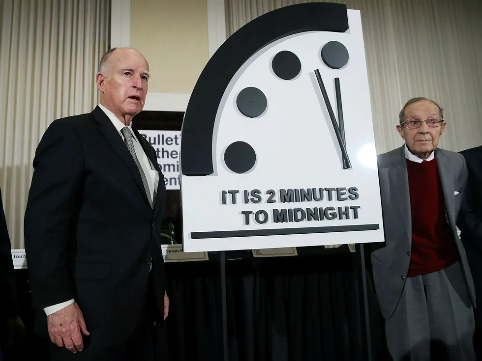 Bulletin of the Atomic Scientist har stilt dommedagsklokken til 100 sekunder på midnatt. Tidligere California-guvernør Jerry Brown og tidligere forsvarsminister William Perry avduket dommedagsklokken på torsdag.
