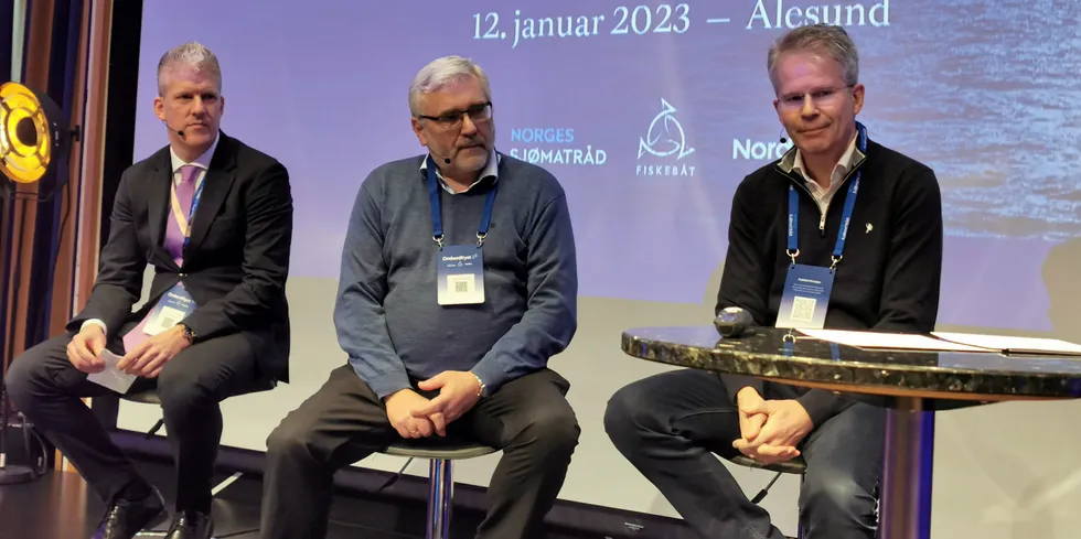 Miljøsamtale med gode «regnskapstall». Fra venstre: Finn Arne Egeness, Tore Roaldsnes og Per Magne Eggesbønes.