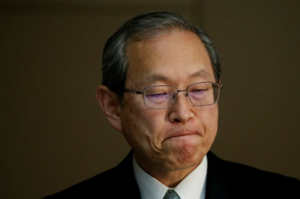 Toshibas konsernsjef Satoshi Tsunakawa beklaget overfor "aksjonærer og andre interesssenter" under en pressekonferanse. Foto: Toru Hanai/Reuters/NTB Scanpix