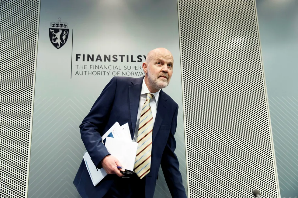 Direktør i Finanstilsynet Morten Baltzersen ringer med varselklokkene.