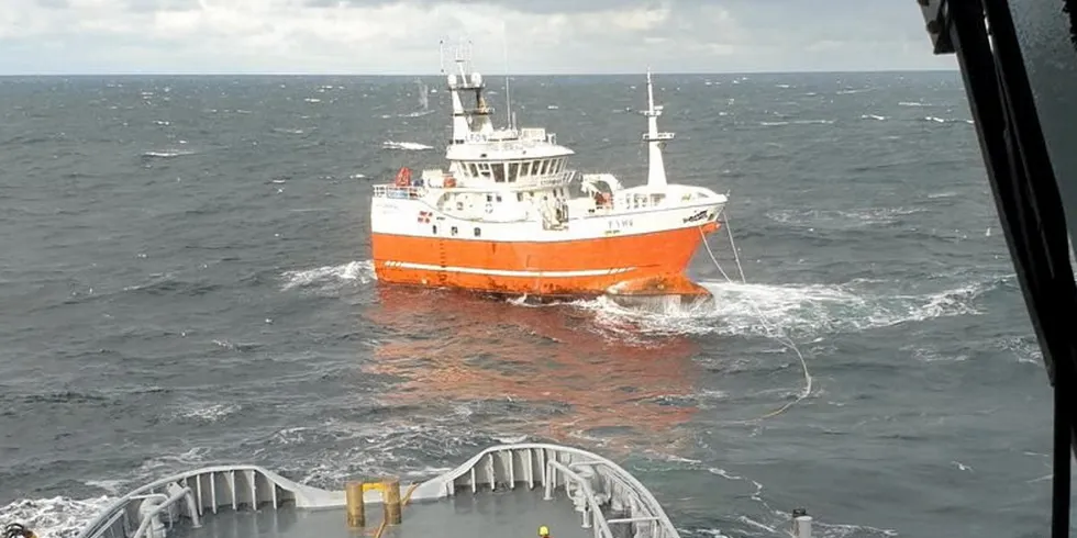 «Stormhav» måtte ha assistanse fra KV «Harstad» da de mistet fremdrift søndag.