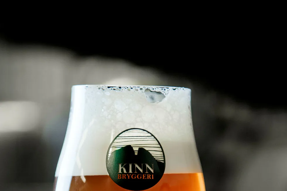 Nå kan avgiftene på øl fra småbryggerier bli lavere. Her et glass øl fra Kinn bryggeri i Florø. Foto: Hampus Lundgren