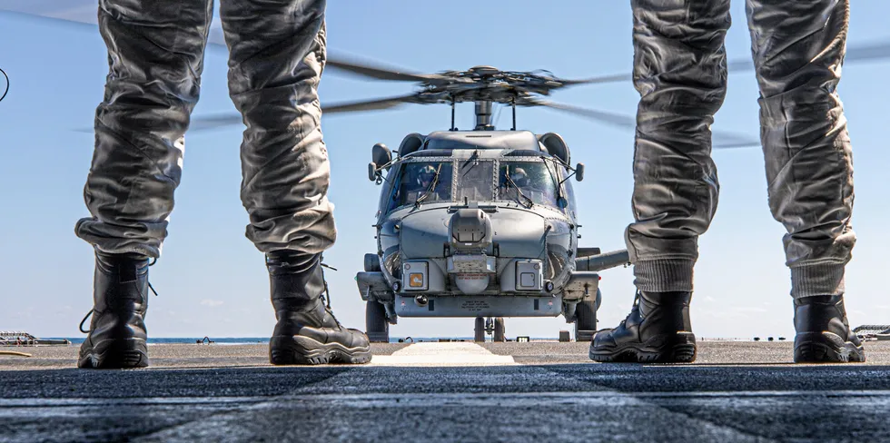 US Navy SeaHawk helikopter på helikopterdekket til KNM Fridtjof Nansen i forbindelse med en sertifiseringsøvelse i 2021.